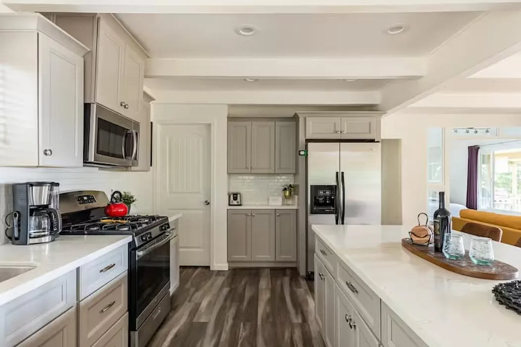 2 bed, 1100 sqft, $2,350 — Photo 3