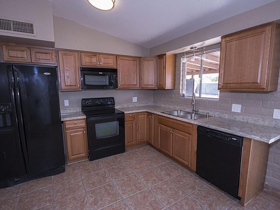 3rd image of 7388 N Dickinson Pl