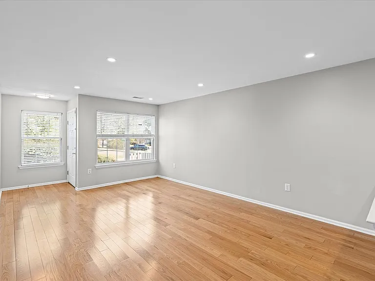 302 Wellington Park Dr — Photo 2