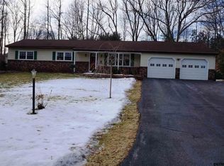 16 Hazaltine Ln, Clifton Park, NY 12065