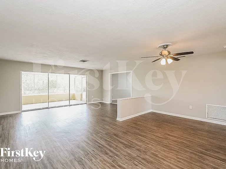 319 Scott Ct — Photo 3