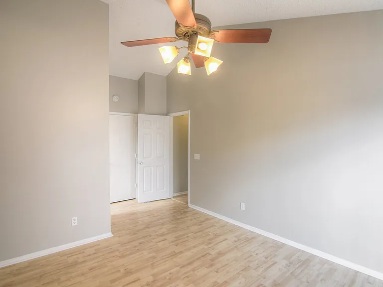 1036 Covington St — Photo 13