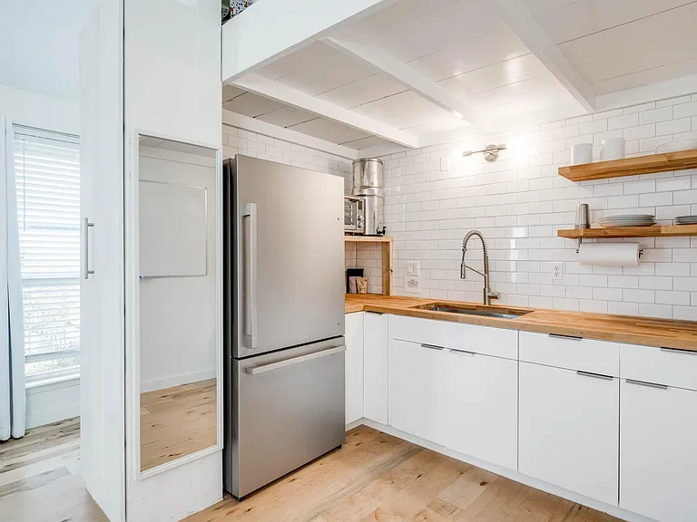 1000 W 26th St #208 — Photo 7