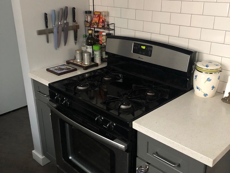 Cooker/stove island with storage on both sides