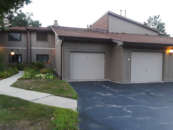 2nd image of 29W391 Emerald Green Dr #32-C