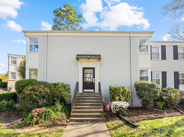 220 Wakefield Dr, Charlotte, NC 28209