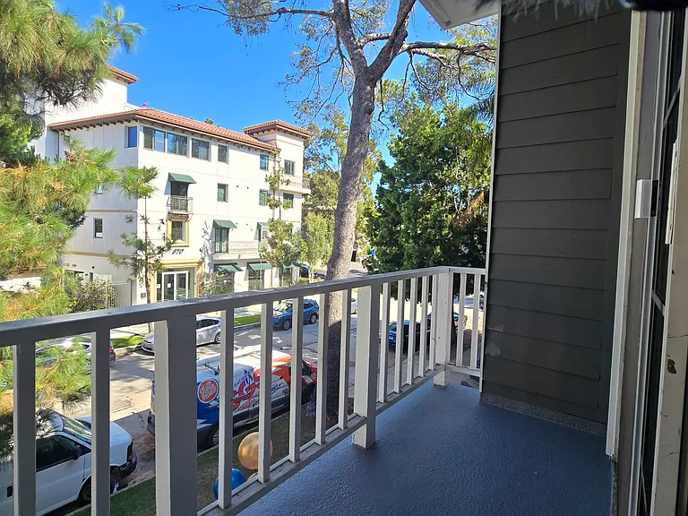 685 Kelton Ave — Photo 36