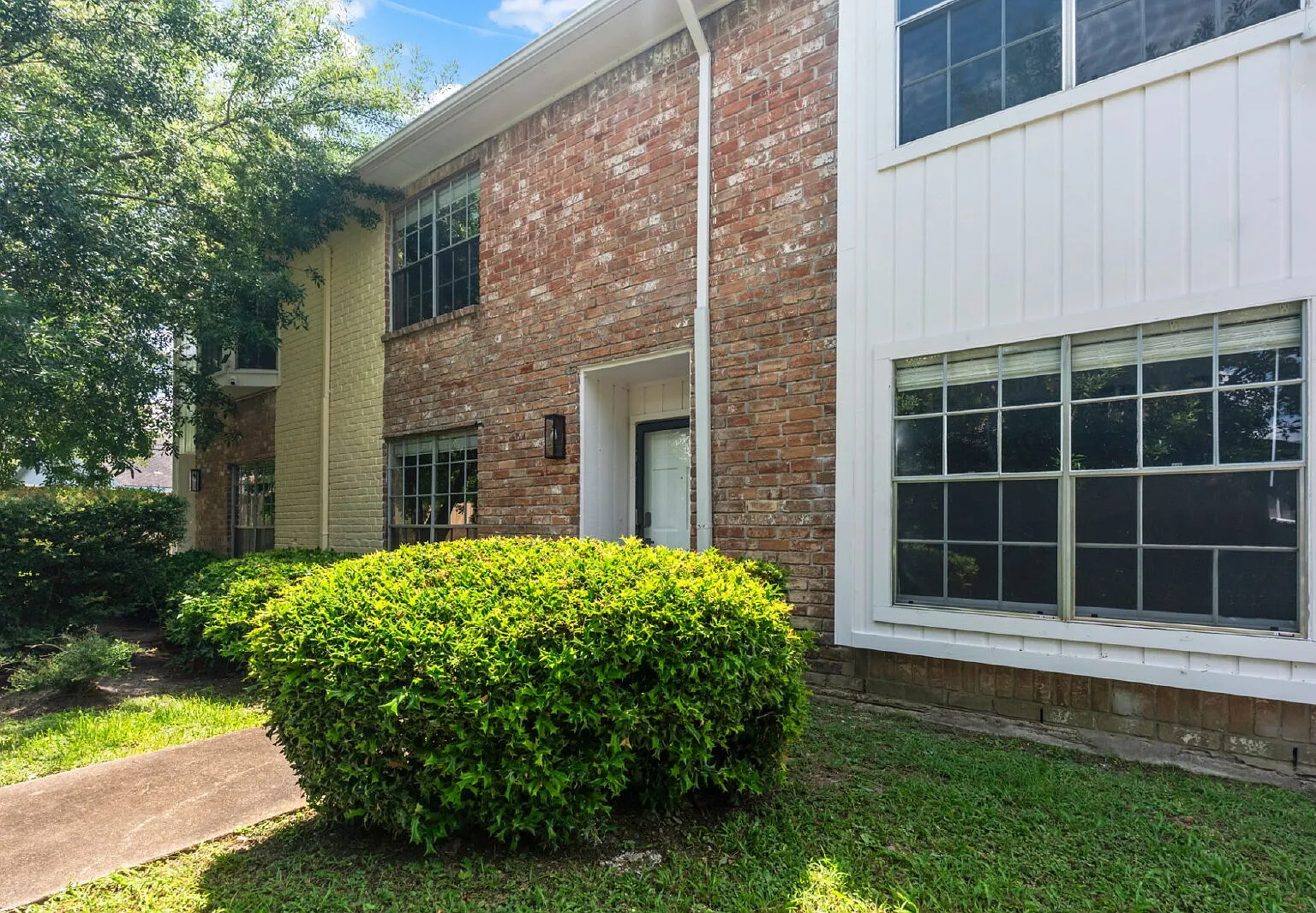 3 bed, 2.5 bath, 1600 sqft, $1,950 — Photo 2