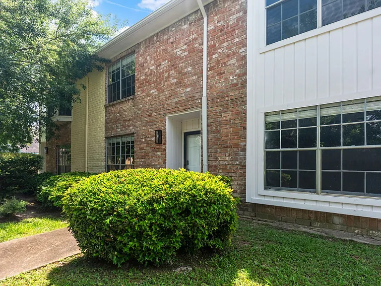 6713 Biggs Ct — Photo 2