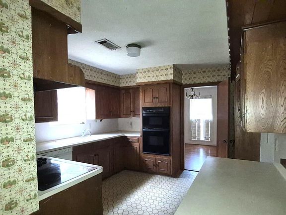 5th image of 1015 Woodfield Ln
