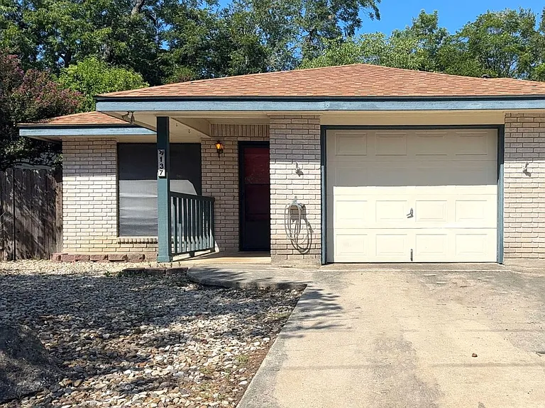 137 Cibolo Creek Dr — Photo 2