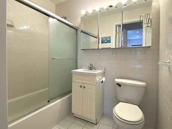 5th image of 302 E 52nd St APT 400