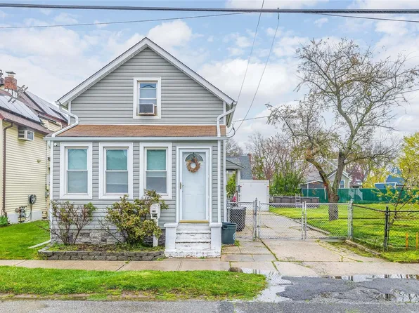 216 S 6th Street, Lindenhurst, NY 11757