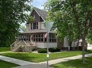 902 E 2nd St, Redfield, SD 57469