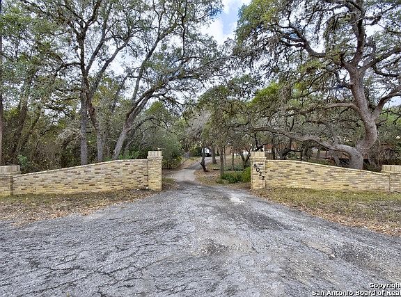 2nd image of 8027 Shady Hollow Ln