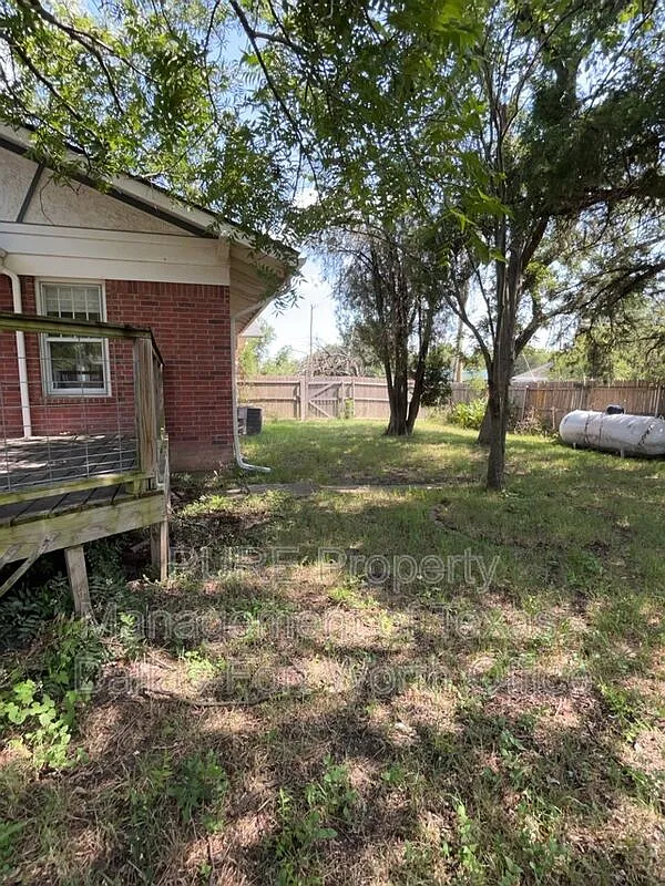 3 bed, 1.0 bath, 1642 sqft, $1,800 — Photo 3
