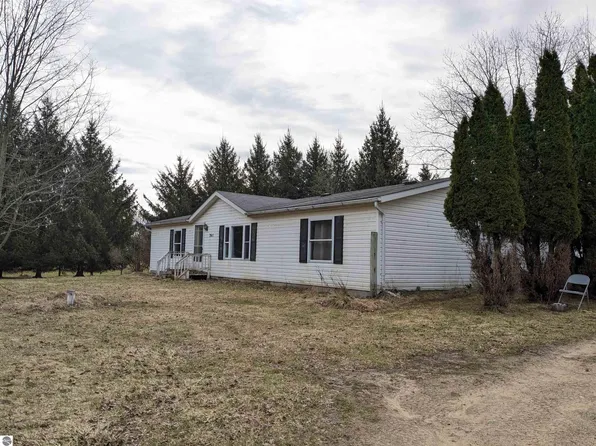2611 W Pleasant Valley Rd, Shepherd, MI 48883