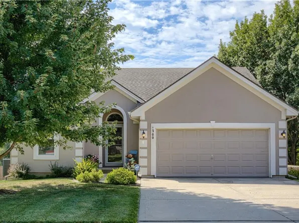 300 Porter Dr, Smithville, MO 64089