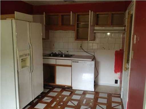 3rd image of 15 Clyde Ave
