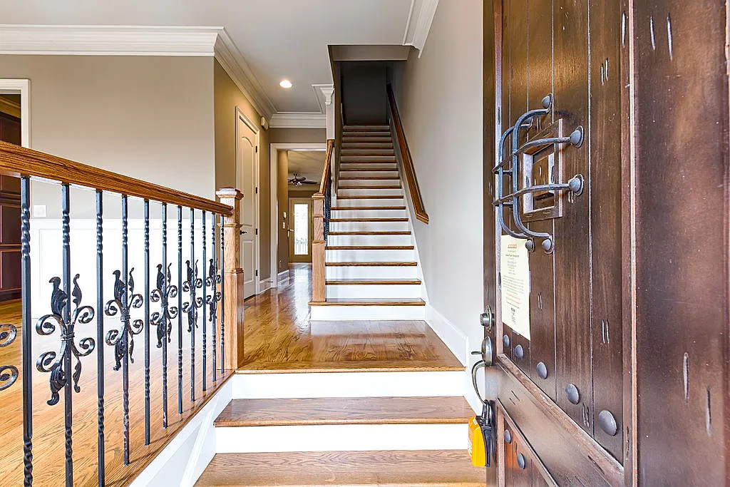 3 bed, 3.5 bath, 2400 sqft, $3,200 — Photo 3