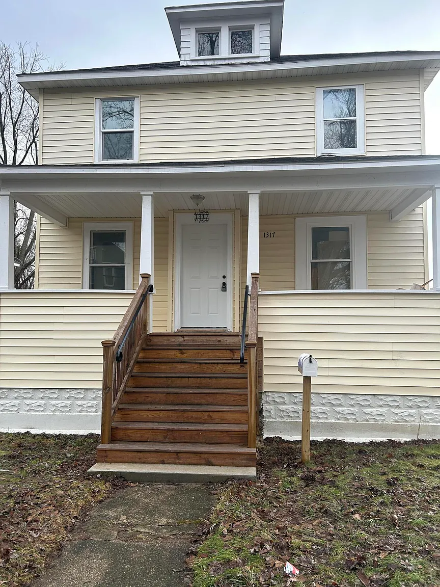 1317 John St photo 1