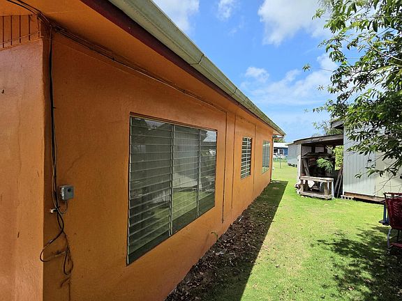 5th image of 392 Strawberry Hill QU