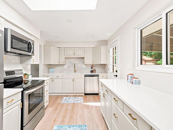 3rd image of 11831 W 70th Pl