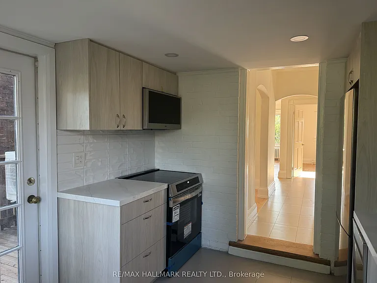 553 Broadview Ave #UPPER — Photo 18