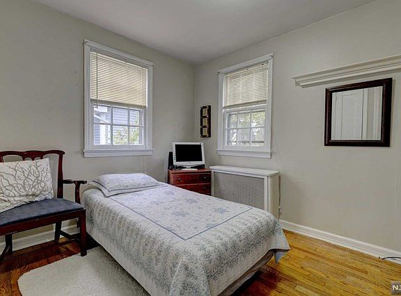 4th image of 496 Parker Ave