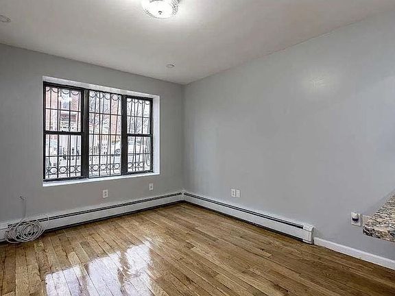 4th image of 701 Glenmore Ave #1