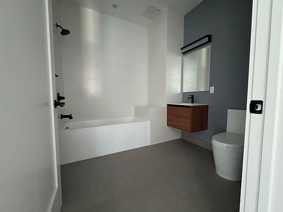 5th image of 547 Martin Luther King Dr #3