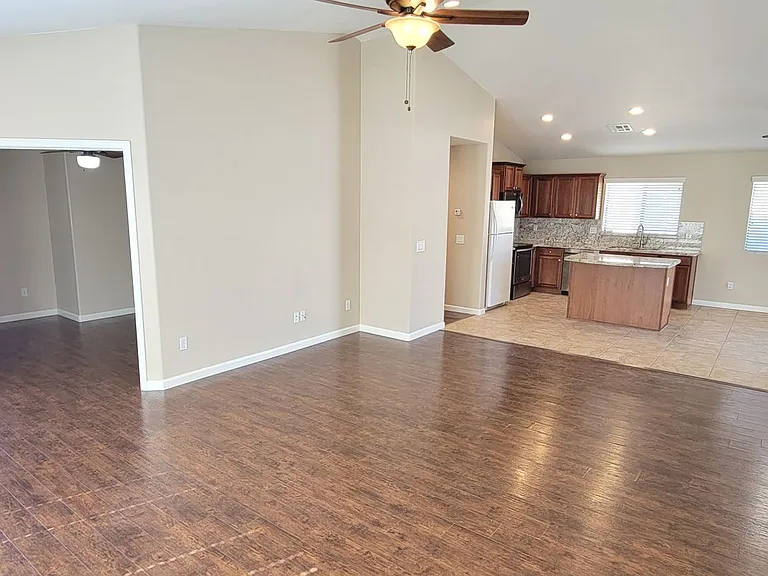 1814 W Desert Hills Dr — Photo 6