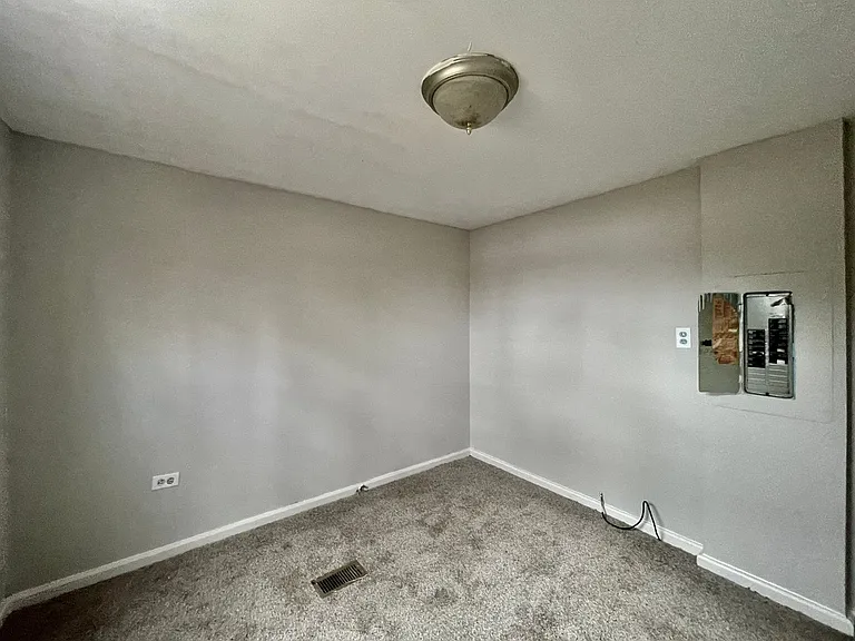 7413 John St — Photo 10