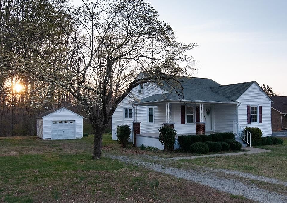1st image of 204 Parkway Dr