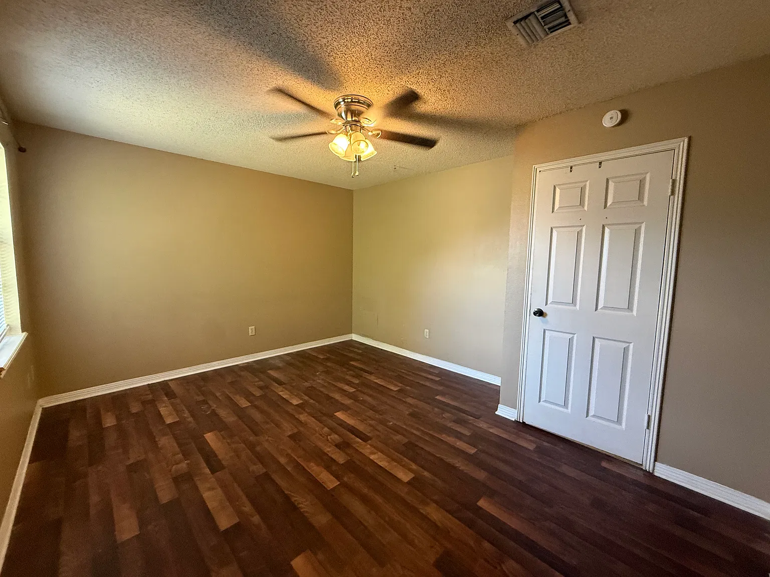 2 bed, 1.5 bath, 1000 sqft, $1,300 — Photo 4