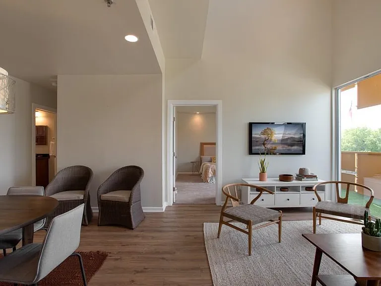 1200 E 11th St #202 — Photo 5