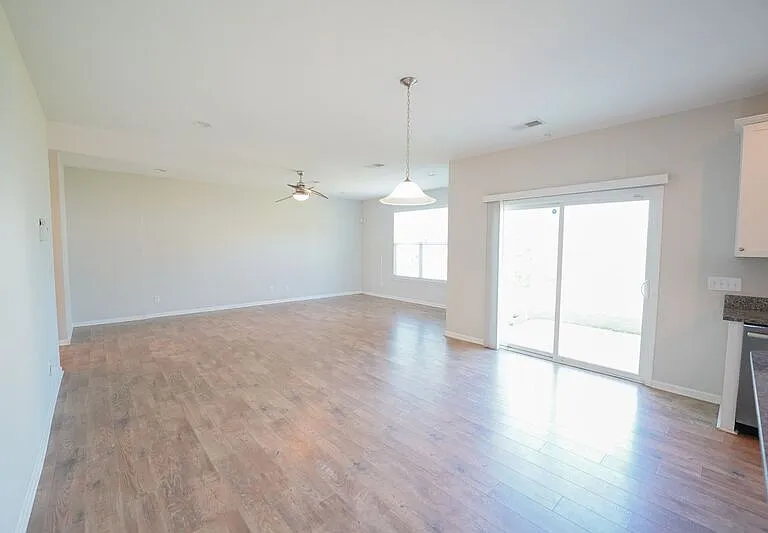 215 Shelton St — Photo 9