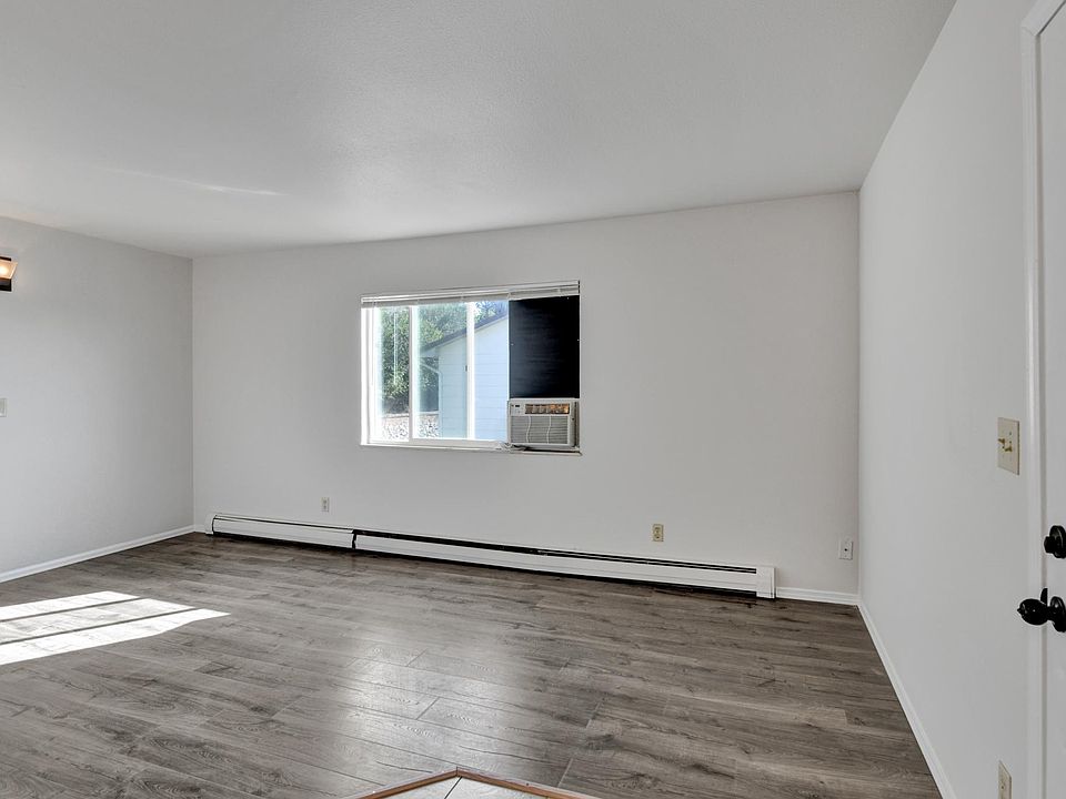 1st image of 1040 Western Dr APT 4
