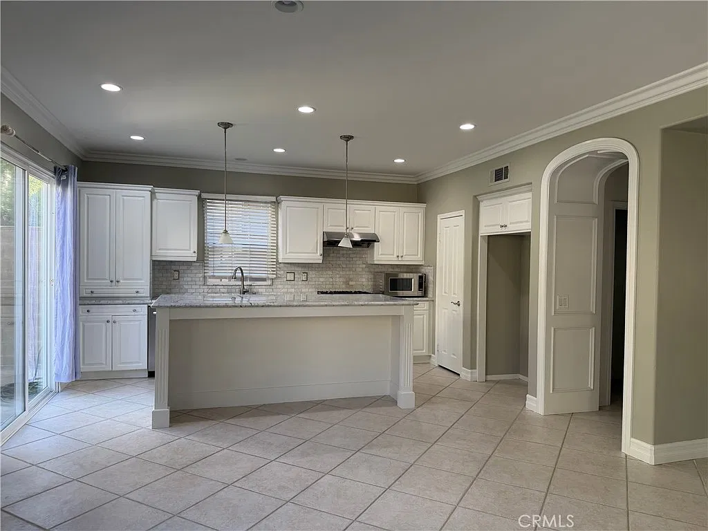 3 bed, 2.5 bath, 1663 sqft, $4,200 — Photo 1