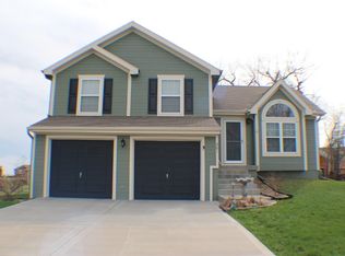 301 Lake Meadows Dr, Smithville, MO 64089