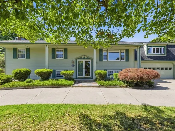 550 Algonquin Dr, Warwick, RI 02888