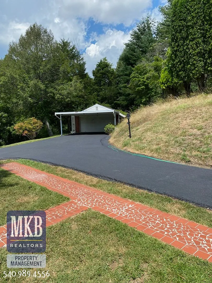 Roanoke County 2 Bedroom and 1 Bath - Lawn Care Provided - Visit Today! — Photo 3