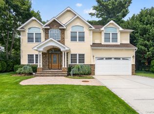 136 Circle Dr, Roslyn Heights, NY 11577