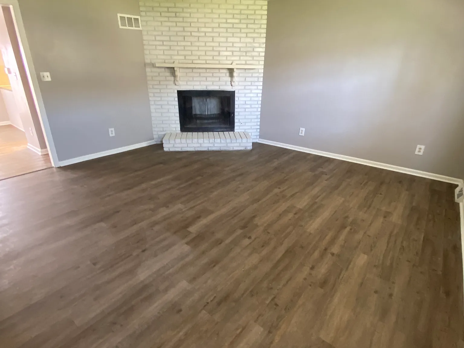 2 Bedroom Apt. In Grandview — Photo 2