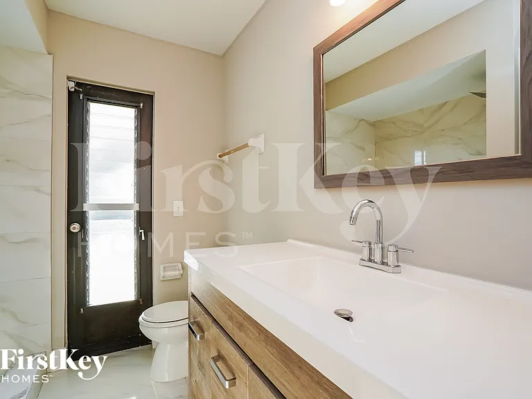 708 NE 7th Ter — Photo 13