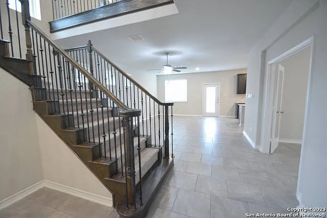 3 bed, 3.0 bath, 2460 sqft, $2,600 — Photo 4