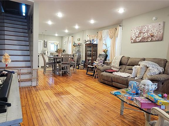 2nd image of 825-827 Woodlawn St