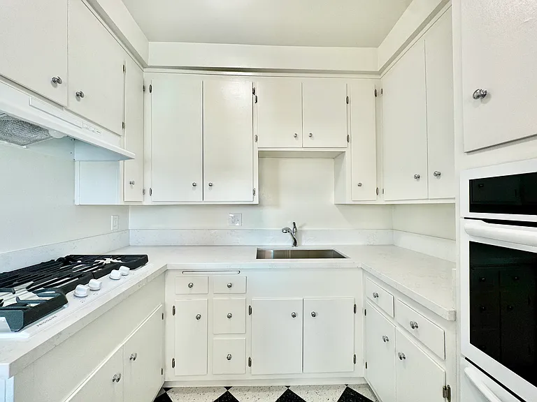 8110 Norton Ave #8 — Photo 5