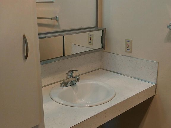 2nd image of 433 Holly St APT 6