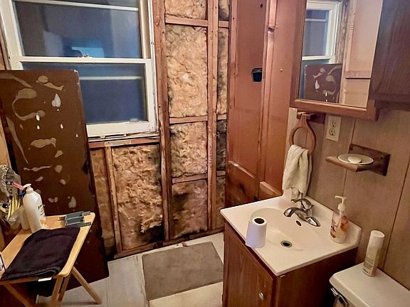 2nd image of 913 Hawley St